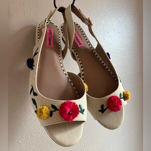 NEW & RARE Betsey Johnson Eyrica Natural Canvas Floral Garden Party Flat Shoe